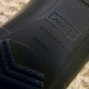 Black hunter flat shoes